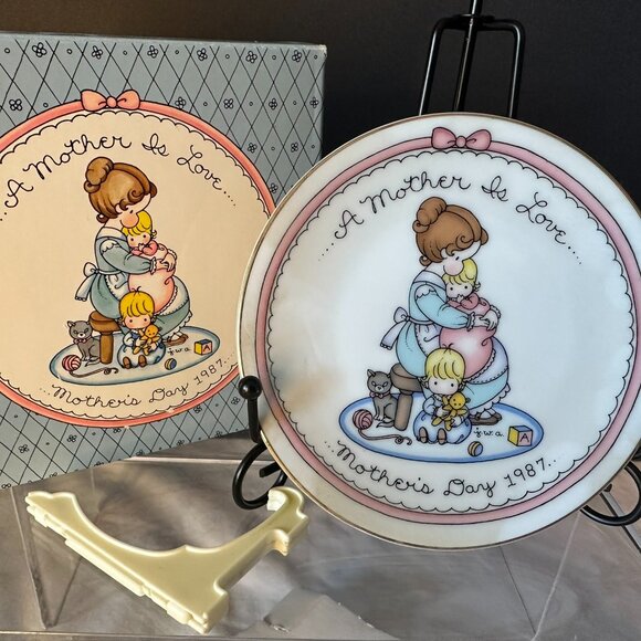 VINTAGE AVON MOTHER'S DAY PLATE – 1987 "A MOTHER IS LOVE" Collectible - Picture 3 of 7